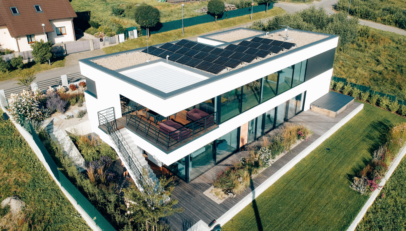 Fotovoltaické panely na objektu